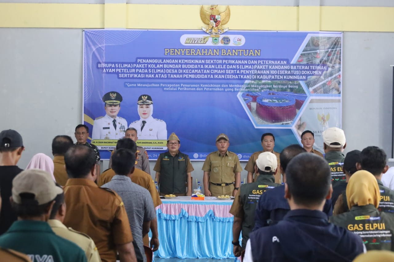 Bupati Kuningan Dian Rachmat Yanuar menyerahkan bantuan perikanan dan sertifikat tanah kepada warga di Desa Cimulya (foto:dok. pemkab/tohirin)