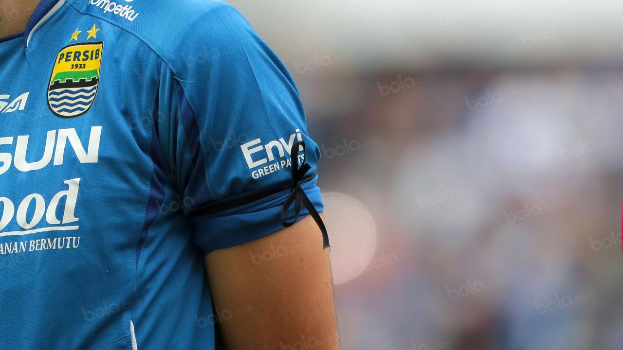 Persib pakai ban pita hitam saat laga melawan PSPS Biak (foto:dok. net/tohirin)