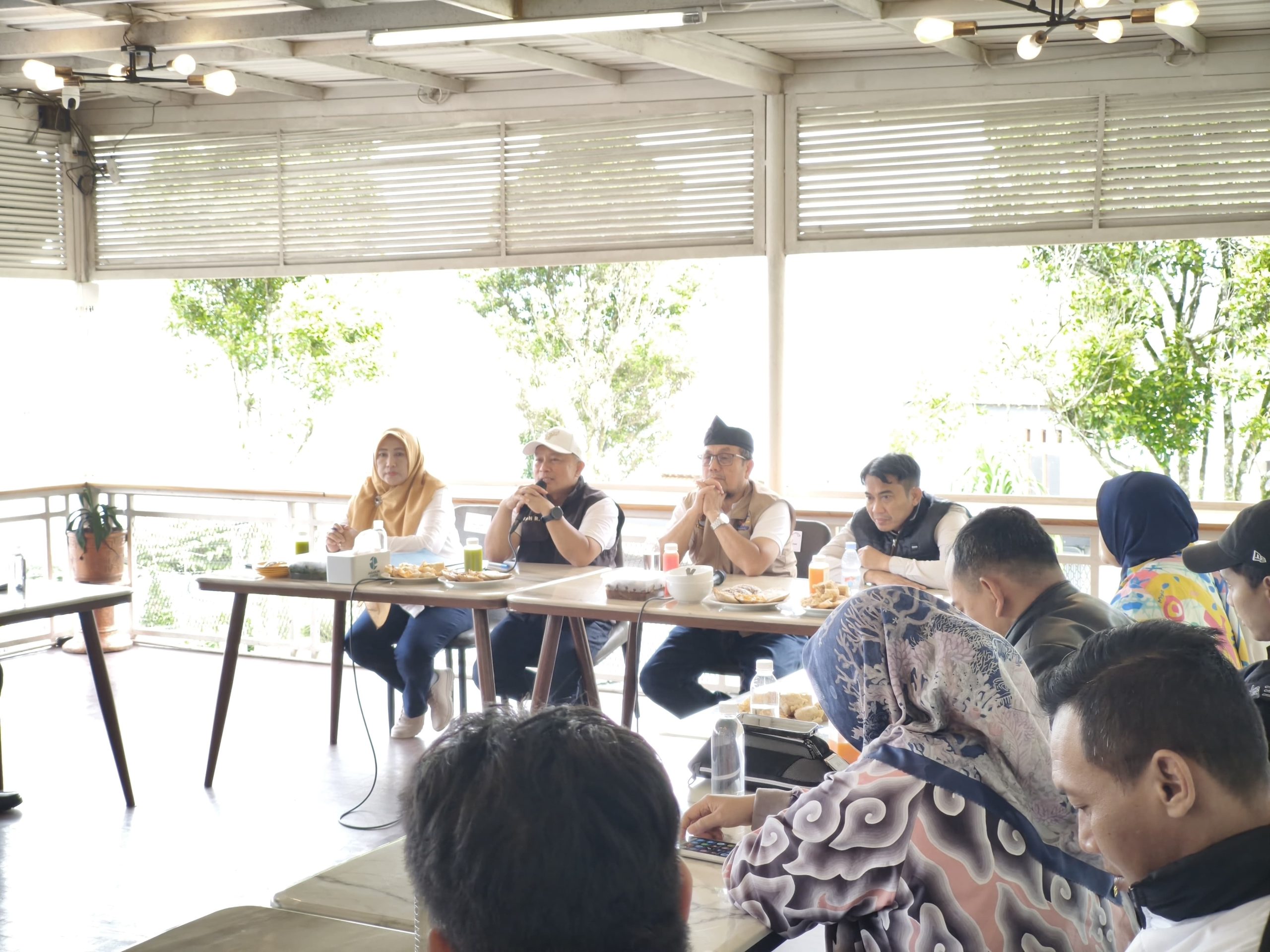 Pertemuan antara Pemkab Kuningan dan Pemkab Cirebon di Jagara Eco Park, Jum'at (2/1/2026). (Foto: dok. ist)