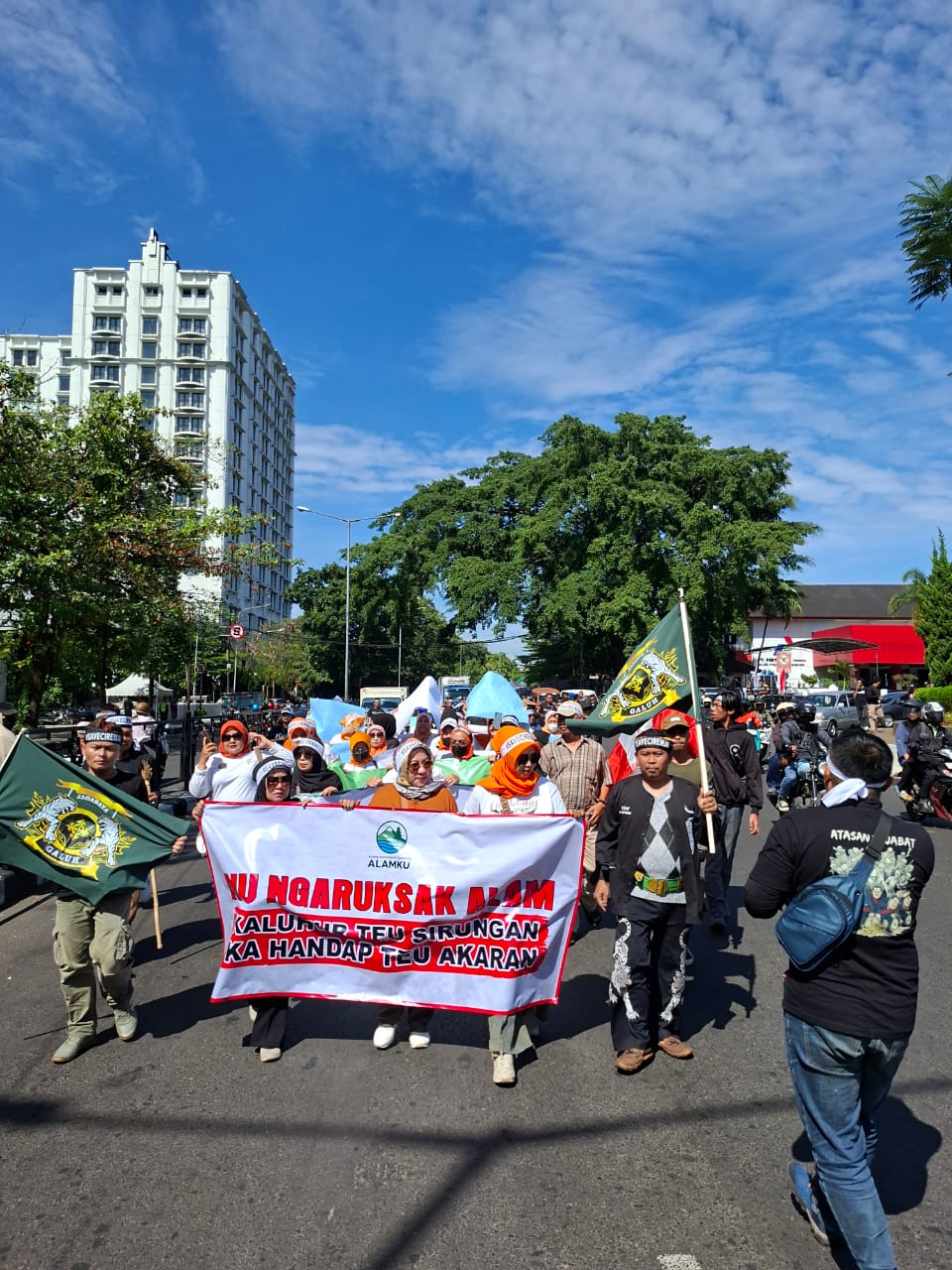 Ratusan warga Kuningan dari Aliansi Masyarakat Kuningan (Alamku) menggelar aksi damai di Gedung Sate Bandung menuntut penyelamatan lingkungan Gunung Ciremai (foto:dok. ist/tohirin)