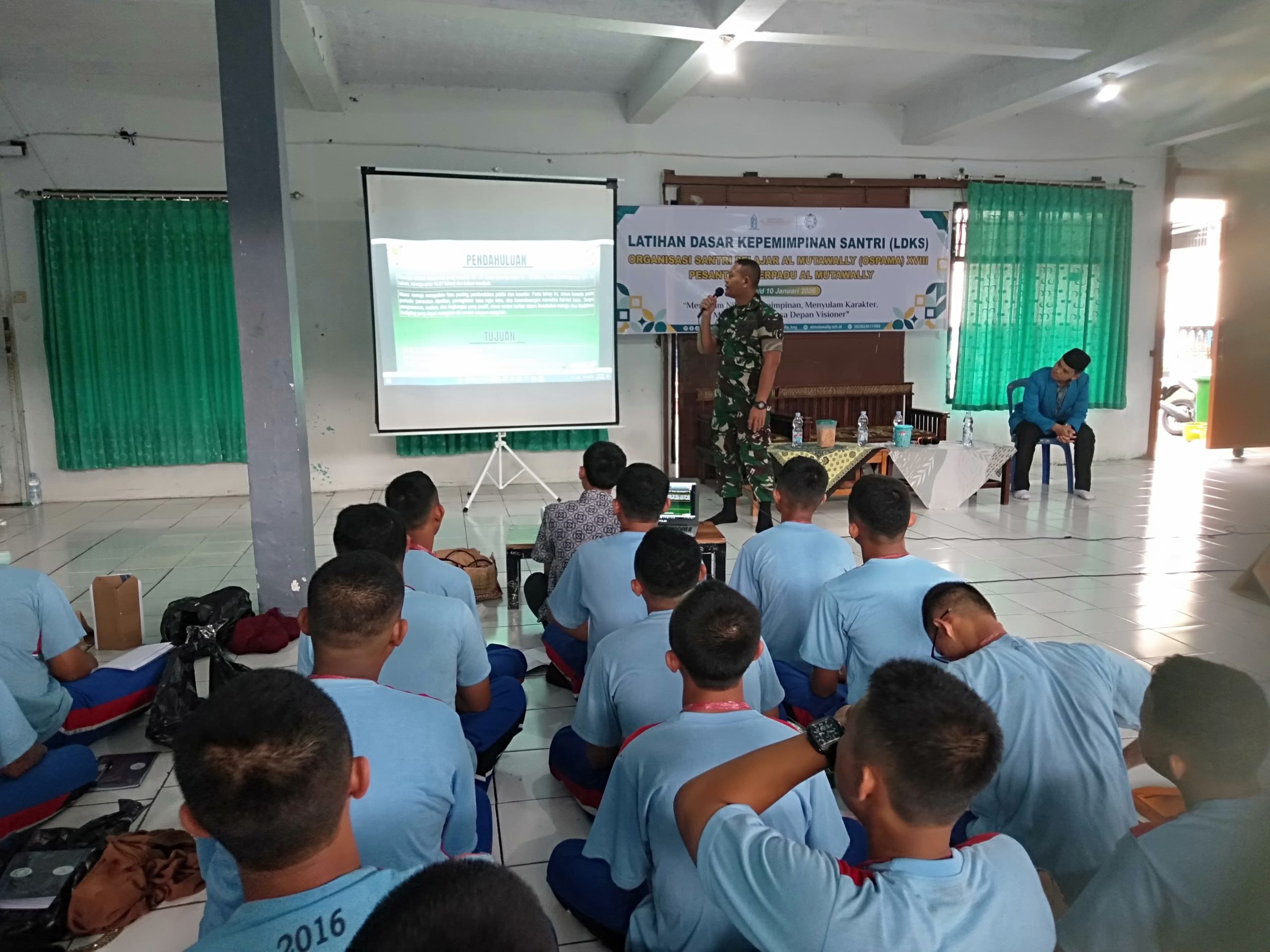 Danramil 1510/Cilimus Kapten Inf Saniyo memberikan penyuluhan pencegahan bullying dan kenakalan remaja kepada santri Ponpes Terpadu Al-Mutawally di Kecamatan Cilimus, Kabupaten Kuningan (foto:dok. kodim/tohirin)