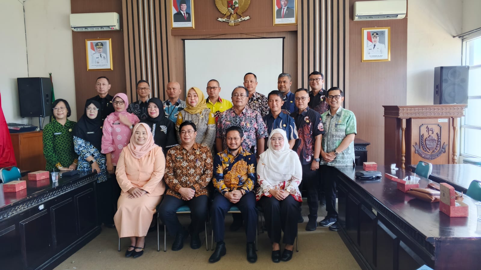 Foto bersama pejabat Eselon III Dinas Kesehatan Kabupaten Kuningan usai sertijab (foto:dok. ist/tohirin)