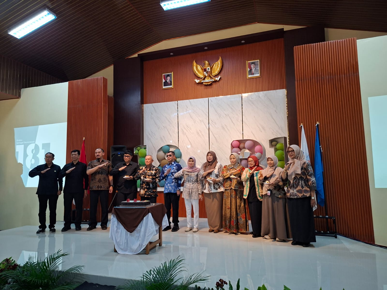 Sesi foto bersama di acara Dies Natalis Yayasan Taruna Mandiri (foto:dok. ist/tohirin)