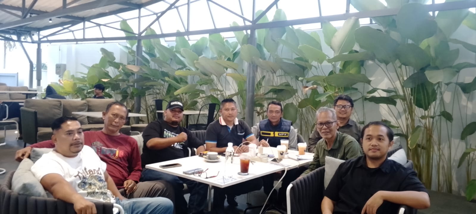 Tim Gakkum DLH Jawa Barat bertemu ALAMKU membahas dugaan pelanggaran lingkungan di kawasan Gunung Ciremai Kuningan. (Foto: dok. ist)