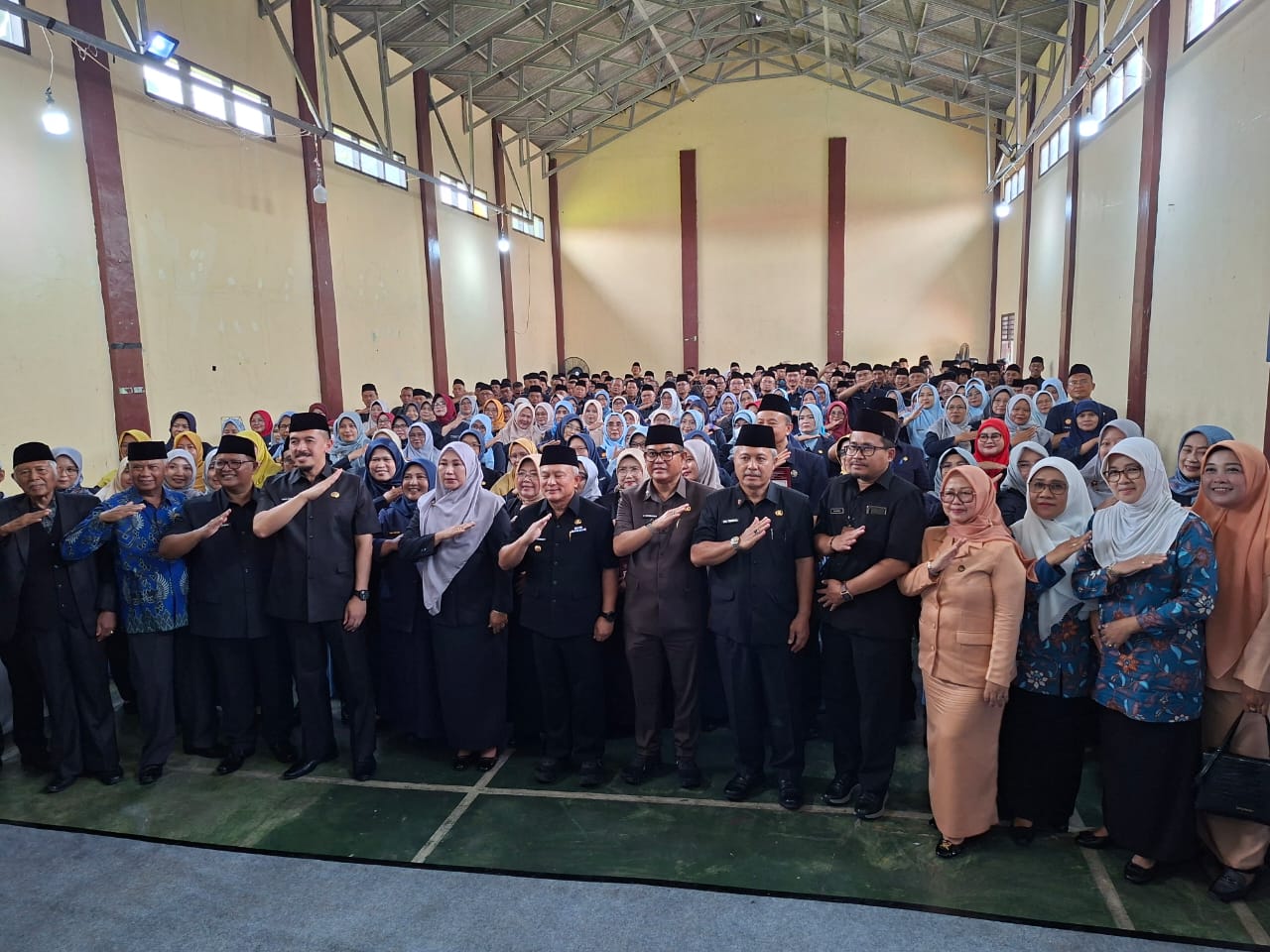 Bupati Kuningan Dian Rachmat Yanuar menyerahkan SK kepada kepala sekolah di SMPN 1 Cilimus (foto:dok. ist/tohirin)