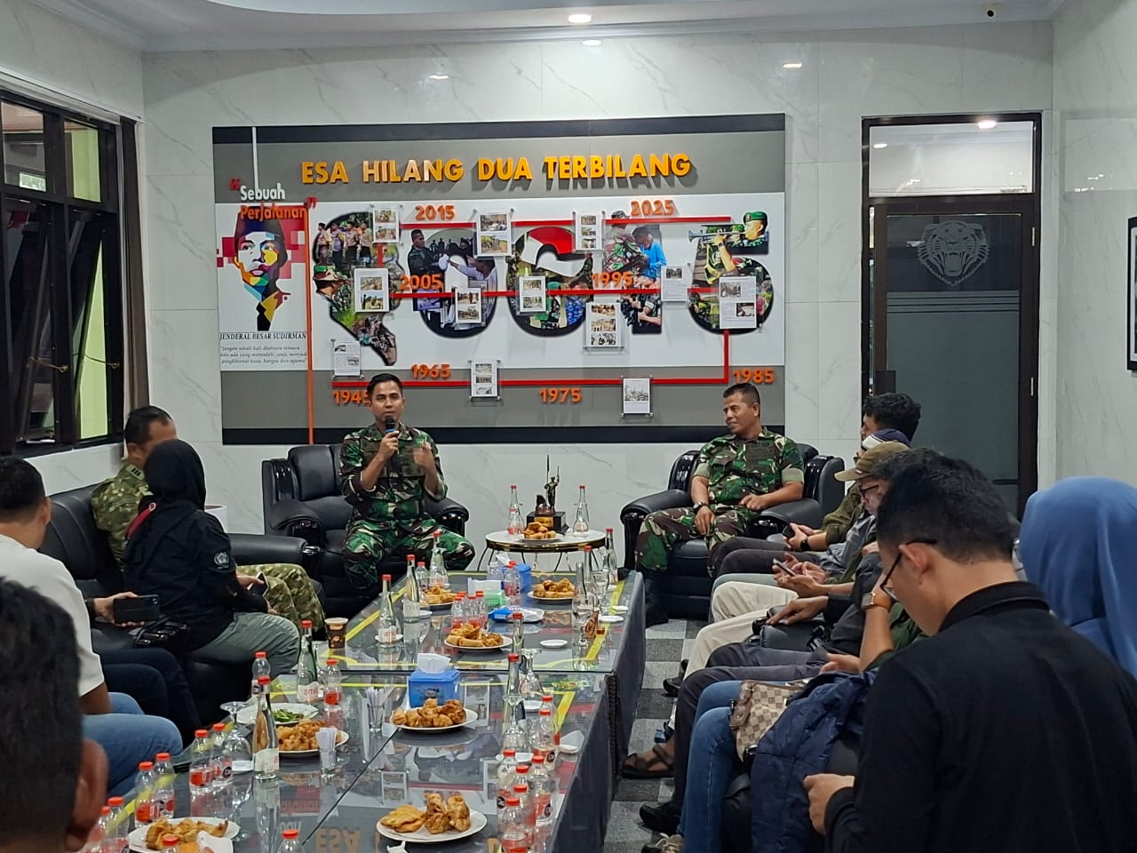 Dandim 0615/Kuningan Letkol Arh Hafda Prima Agung saat silaturahmi dan dialog bersama insan media di Kabupaten Kuningan (foto:dok. ist/tohirin)