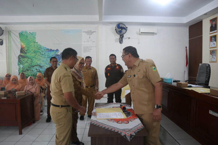 Serah terima jabatan pejabat administrator Diskatan Kabupaten Kuningan (foto:dok. diskatan/tohirin)