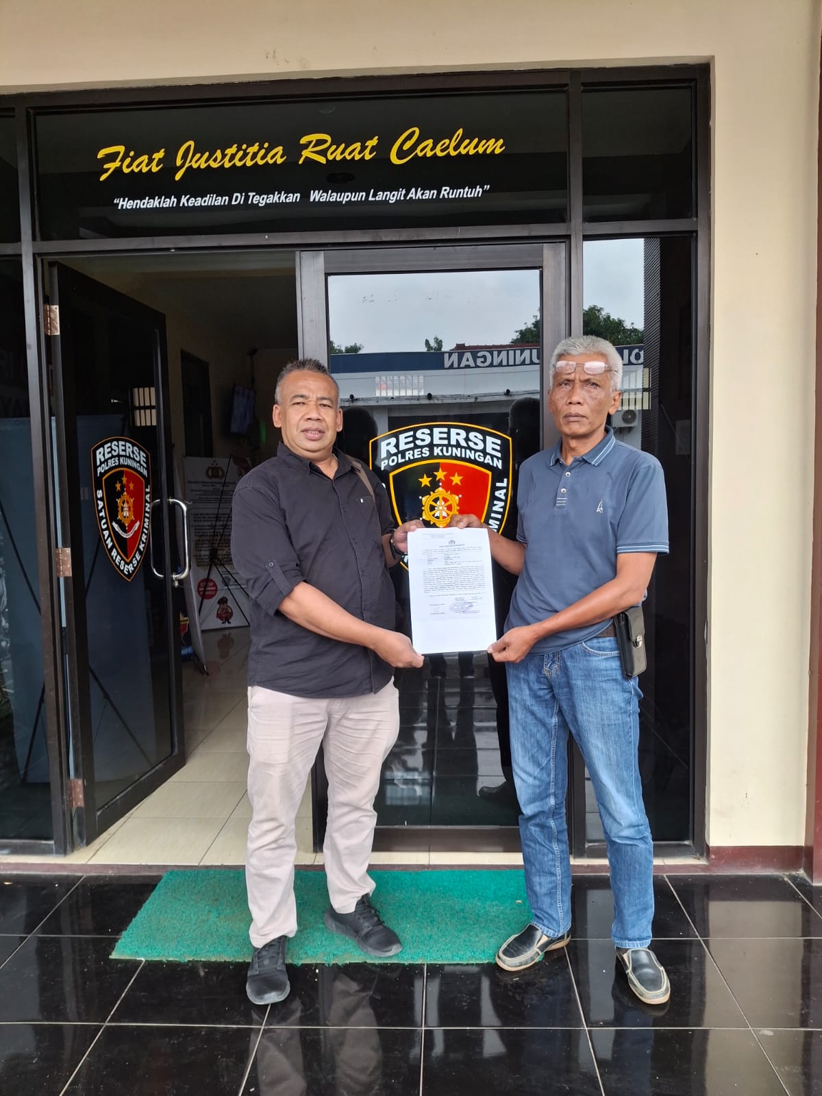 Kuasa hukum melaporkan penyegelan Kantor Desa Padamenak ke Polres Kuningan (foto:dok. ist/tohirin)