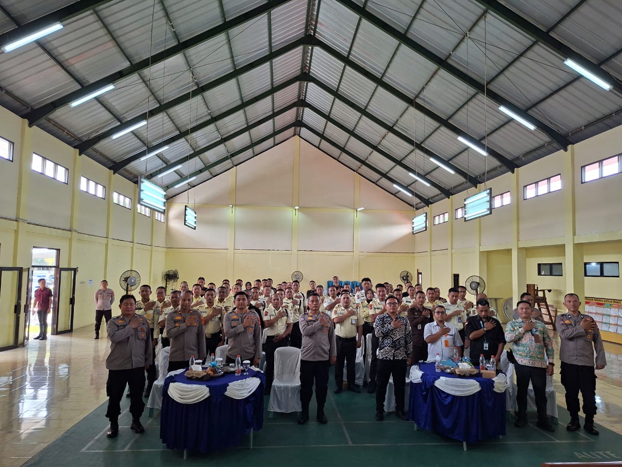 Foto bersama Kapolres Kuningan AKBP Muhamad Ali Akbar, jajaran Polres Kuningan, dan anggota Satpam pada acara syukuran HUT ke-45 Satpam Republik Indonesia di Aula Polres Kuningan (foto:dok. ist/tohirin)