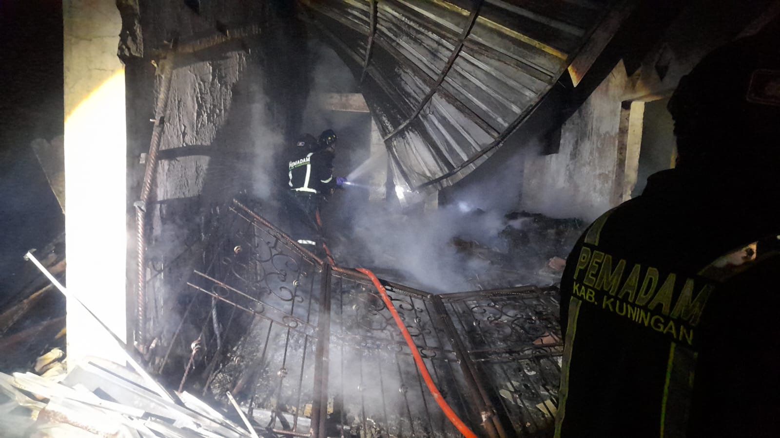 Proses pendinginan gudang plastik yang terbakar di Cilombang Ciawigebang (foto:dok. damkar/tohirin)