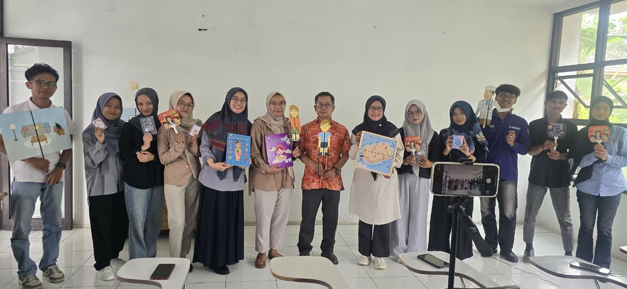 Foto bersama mahasiswa Kesehatan Masyarakat Universitas Islam Al-Ihya Kuningan bersama dosen pengampu dan pimpinan kampus usai kegiatan pengenalan media promosi kesehatan (foto:dok. ist/tohirin)