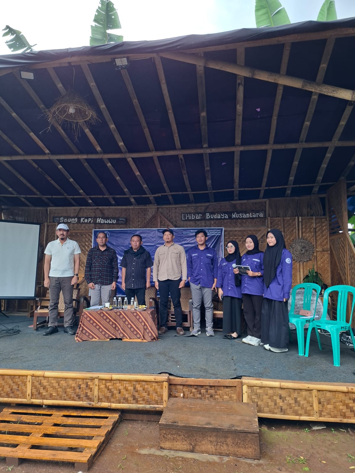 Foto bersama narasumber, BEM UNISA Kuningan, dan peserta diskusi publik konservasi Gunung Ciremai (foto:dok. ist/tohirin)