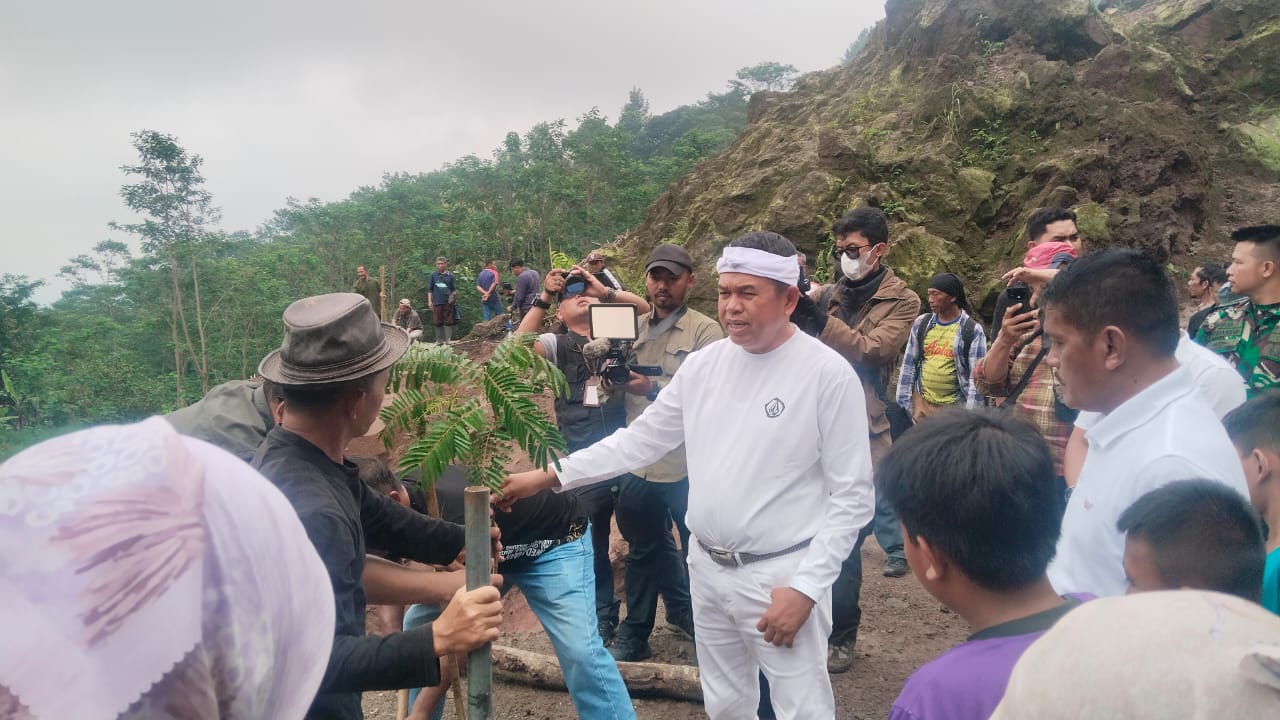 Gubernur Jawa Barat Dedi Mulyadi saat memantau kegiatan penanaman pohon di lokasi tambang batu Desa Padabeunghar. (Foto: dok. net/k1)