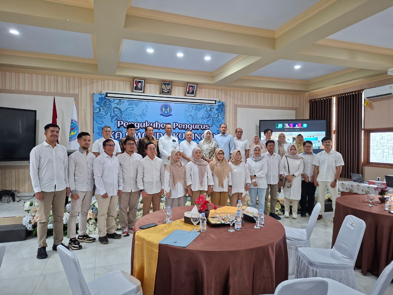 Foto bersama di acara pengukuhan kepengurusan IKA SMANDA KUNINGAN (foto:dok. ist/tohirin)