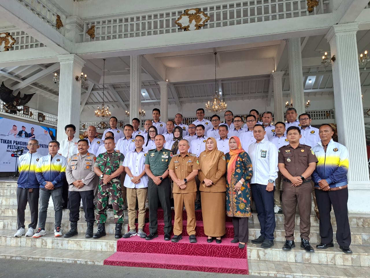 Pengurus PELTI Kabupaten Kuningan masa bakti 2026–2030 berfoto bersama Bupati Kuningan, Wakil Bupati, Pengprov PELTI Jawa Barat, dan Forkopimda usai pelantikan di Pendopo Kuningan. (foto:dok. ist/tohirin)