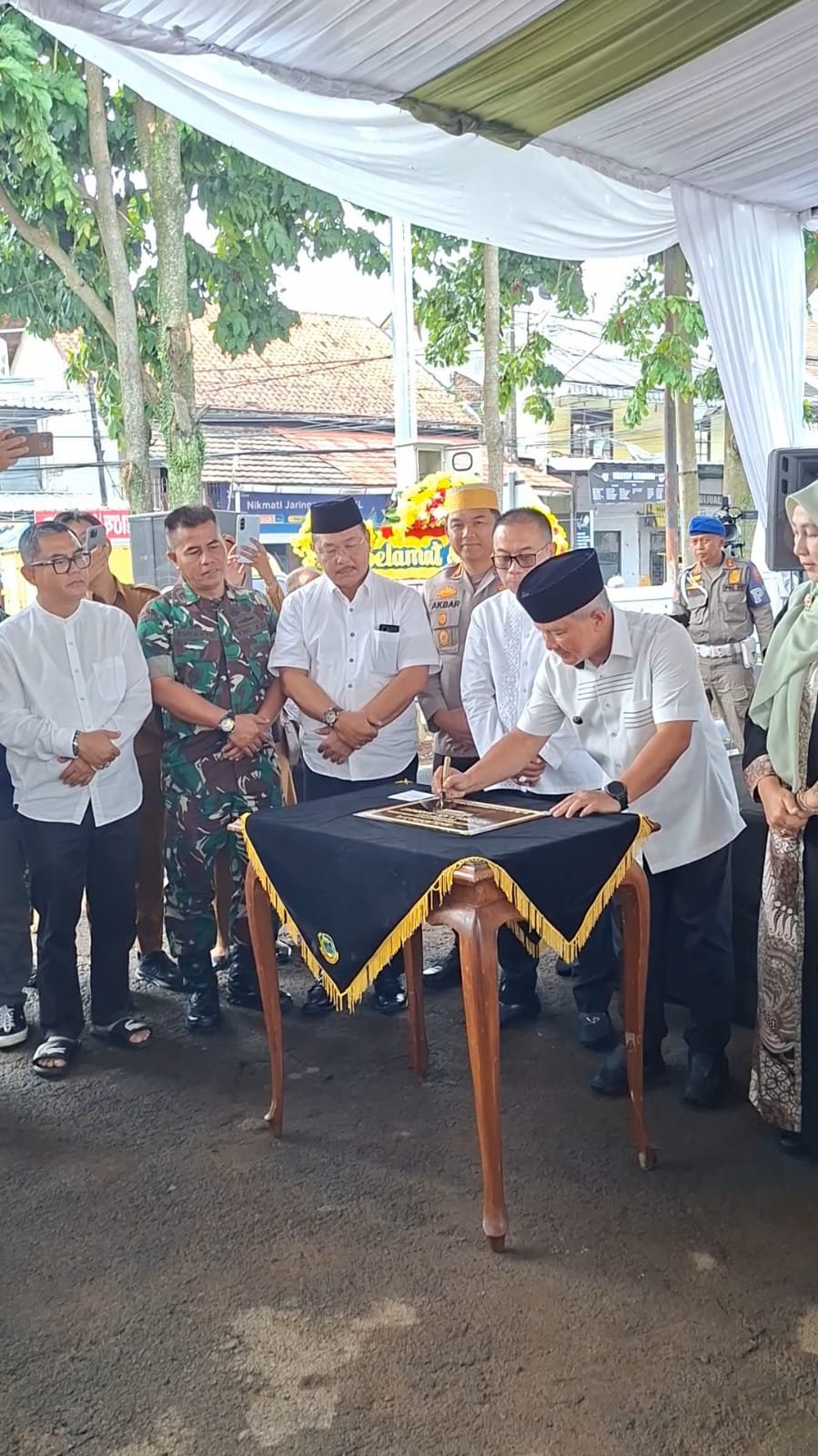 Bupati Kuningan Dian Rachmat Yanuar menandatangani prasasti peresmian Mushola Ar-Rahmat di Pendopo Kabupaten Kuningan (foto:dok. ist/tohirin)