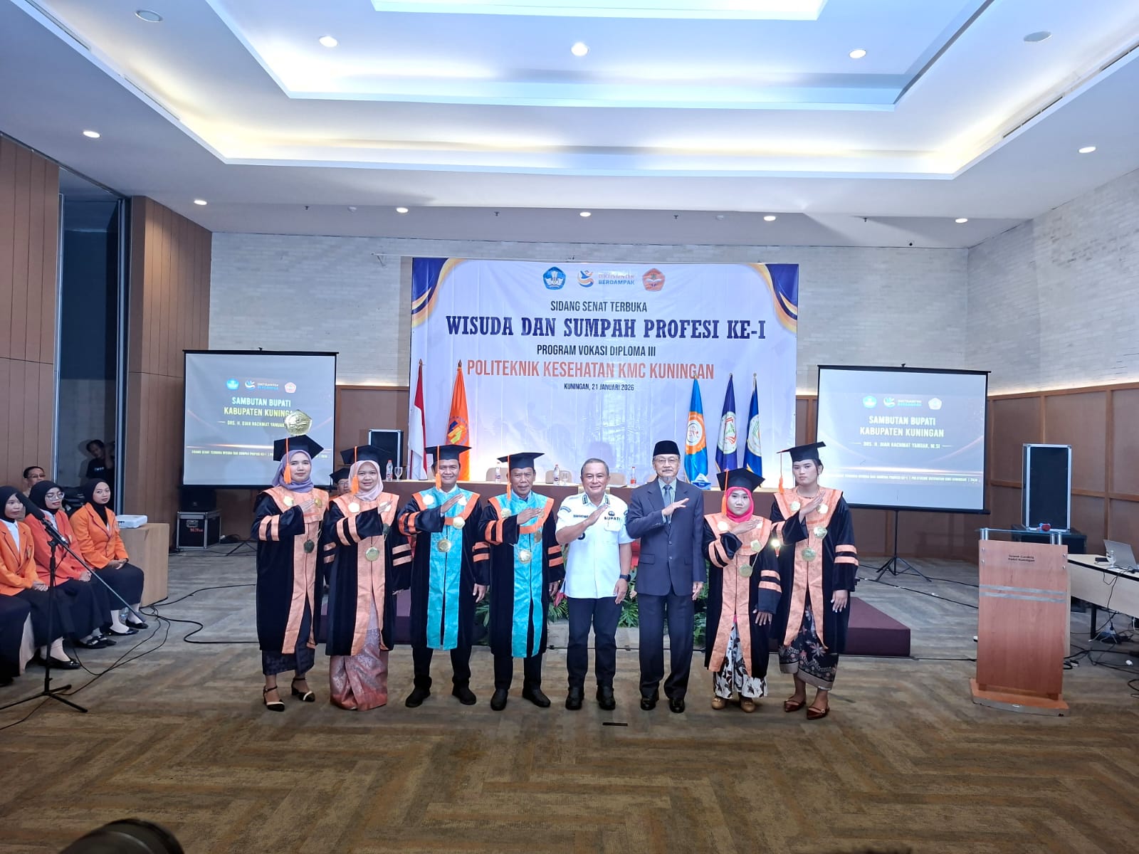 Foto bersama di acara wisuda politekkes (foto:dok. ist/tohirin)