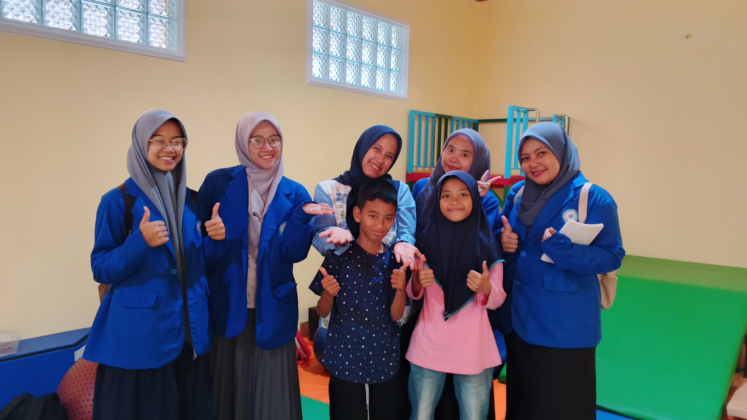 Kelompok Mahasiswa Universitas Al-Ihya Kuningan usai melakukan observasi di SLB Taruna Mandiri. (Foto: dok. net)