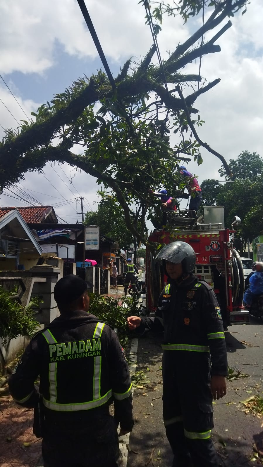 Evakuasi pohon tumbang oleh damkar kuningan (foto:dok. damkar/tohirin)