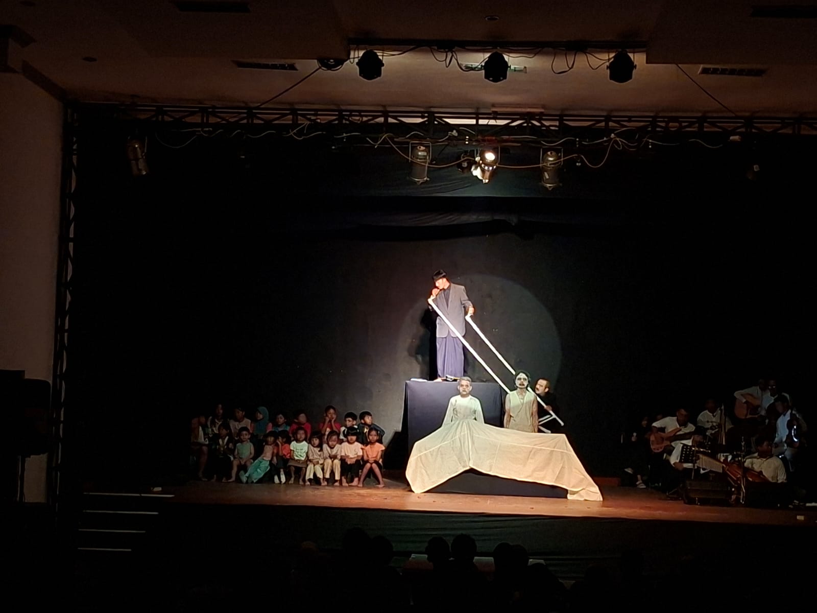 Pementasan teater “Ada Mayat Kentut” oleh Komunitas Teater Sado di Gedung Kesenian Raksawacana Kuningan (foto:dok. ist/tohirin)