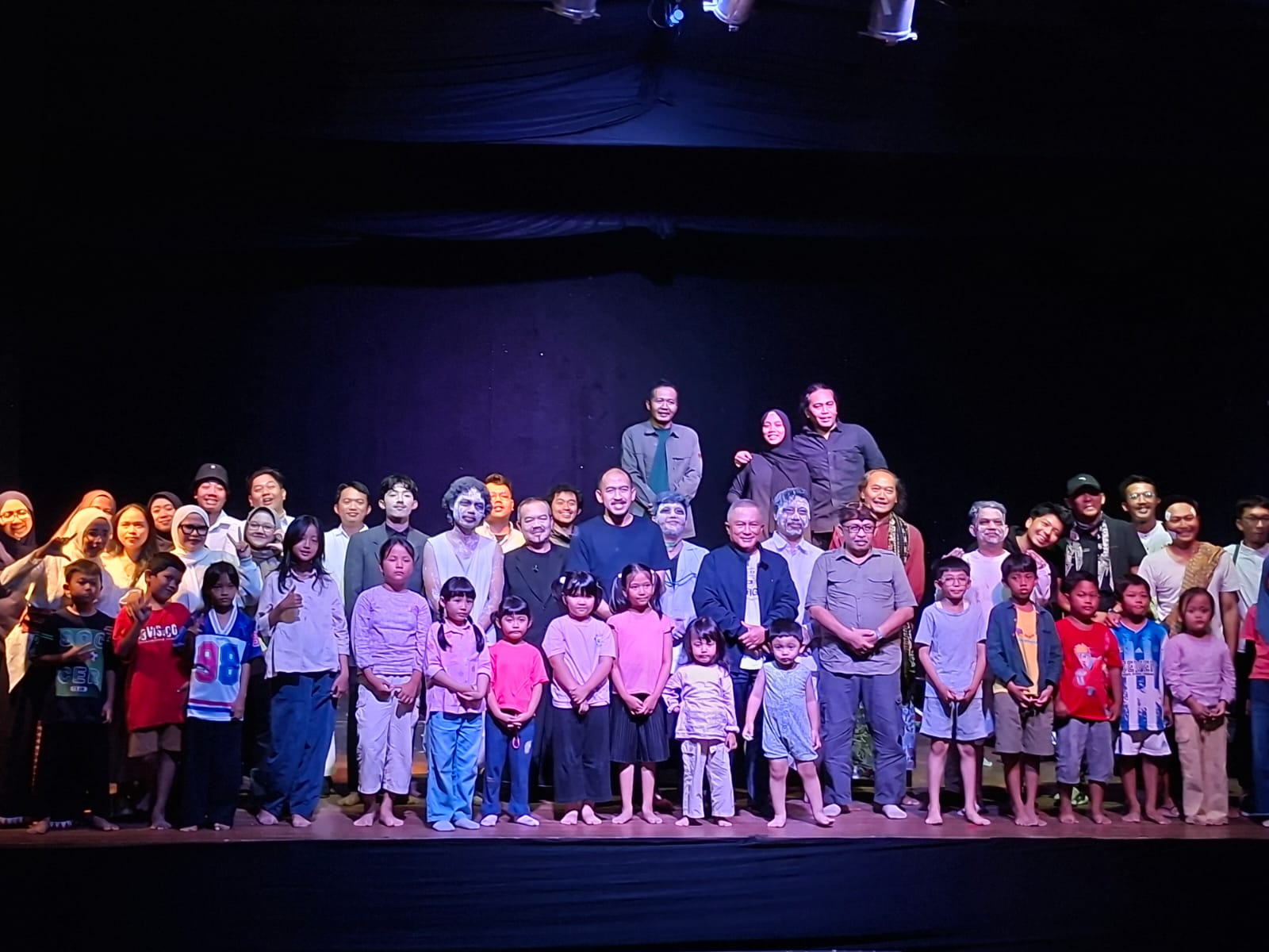 Foto bersama bupati kuningan dengan pemain teater sado (foto:dok. ist/tohirin)