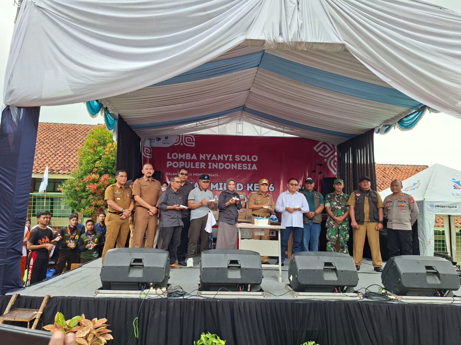 Foto bersama Bupati Kuningan Dian Rachmat Yanuar, Kepala SMK Negeri 1 Japara, dewan guru, dan siswa saat peringatan HUT ke-16 SMKN 1 Japara di Kabupaten Kuningan (foto:dok. ist/tohirin)