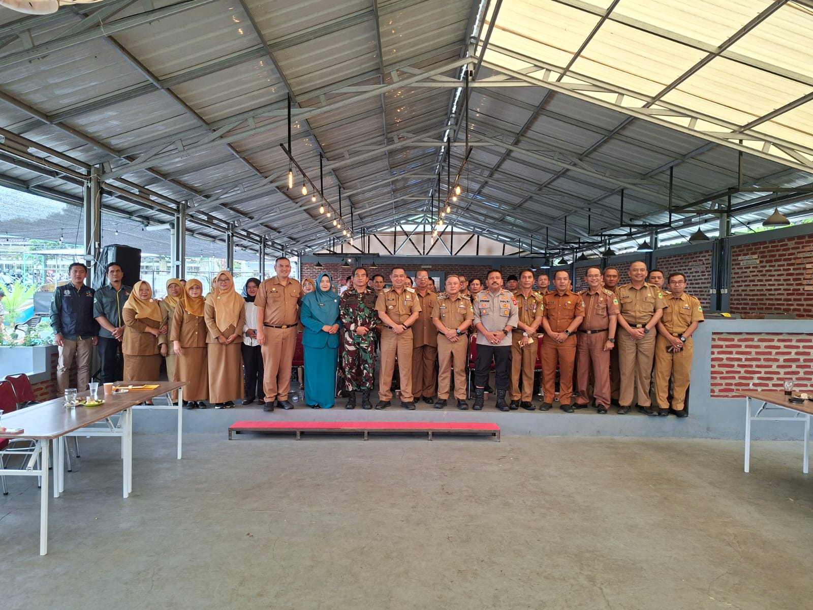 Bupati Kuningan Dian Rachmat Yanuar foto bersama peserta Rakor Kecamatan Kuningan di Diva Pujasera Kasturi, Selasa 27 Januari 2026 (foto:dok. ist/tohirin)