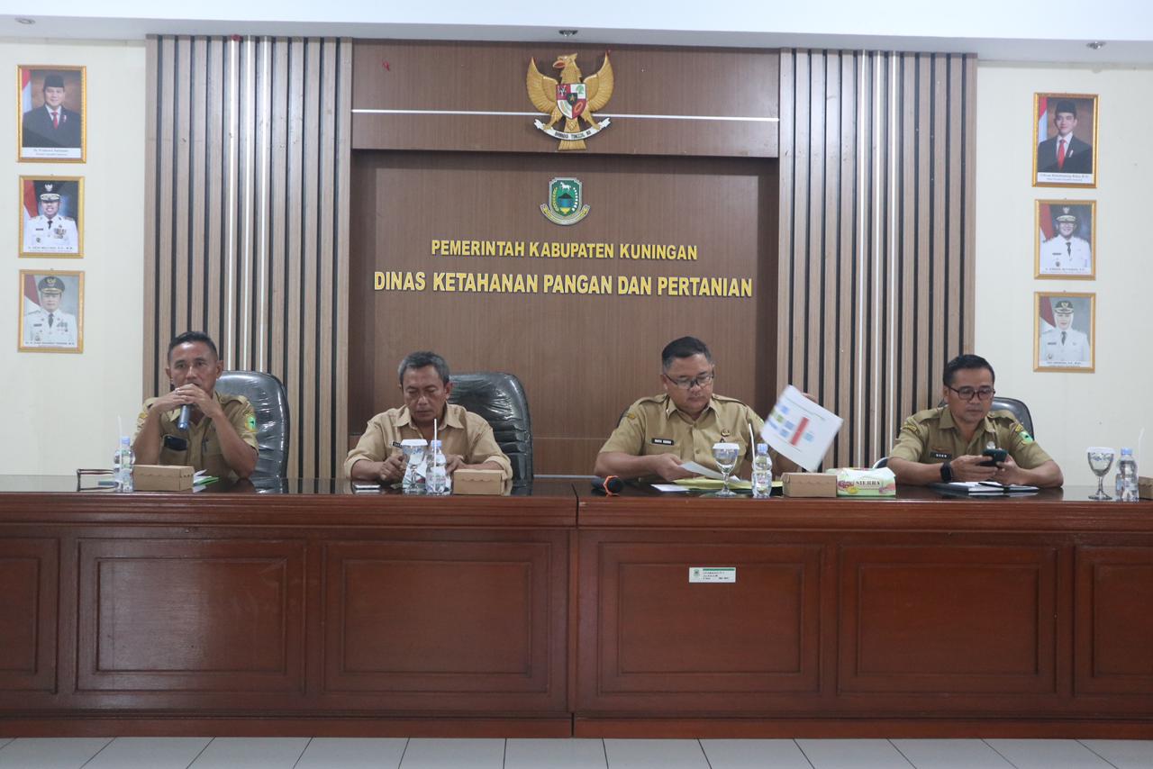 Kepala Diskatan Kuningan Wahyu Hidayah membuka Rakor Luas Tambah Tanam (LTT) Padi 2026 bersama jajaran penyuluh pertanian di Aula Diskatan Kabupaten Kuningan (foto:dok. diskatan/tohirin)