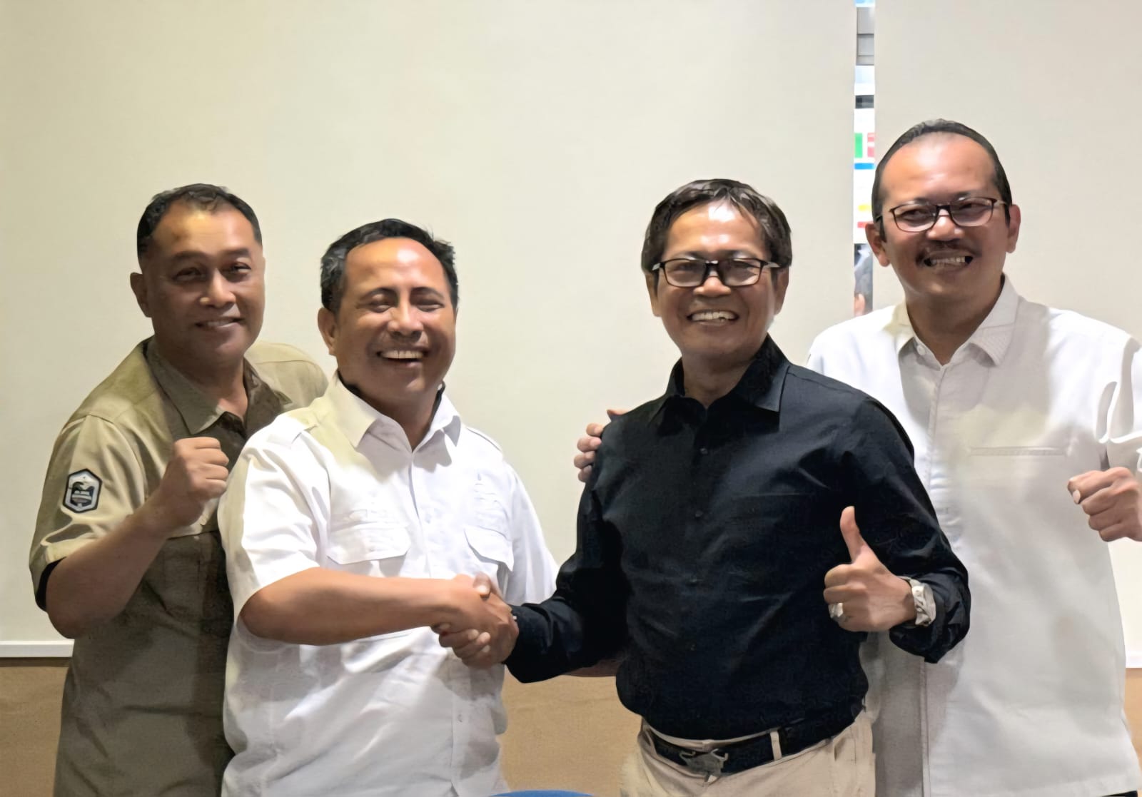 Rapat Perpamsi membahas kerja sama penyediaan air bersih antara PDAM Kuningan dan PDAM Indramayu di Kantor PDAM Kabupaten Bandung. (Foto: dok. ist)