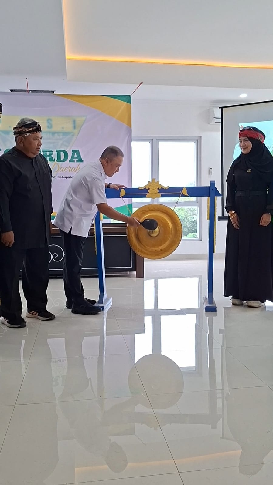 Bupati Kuningan Dian Rachmat Yanuar mrmbuka konferda DPD PPSI kuningan ( foto :dok. ist/tohirin)