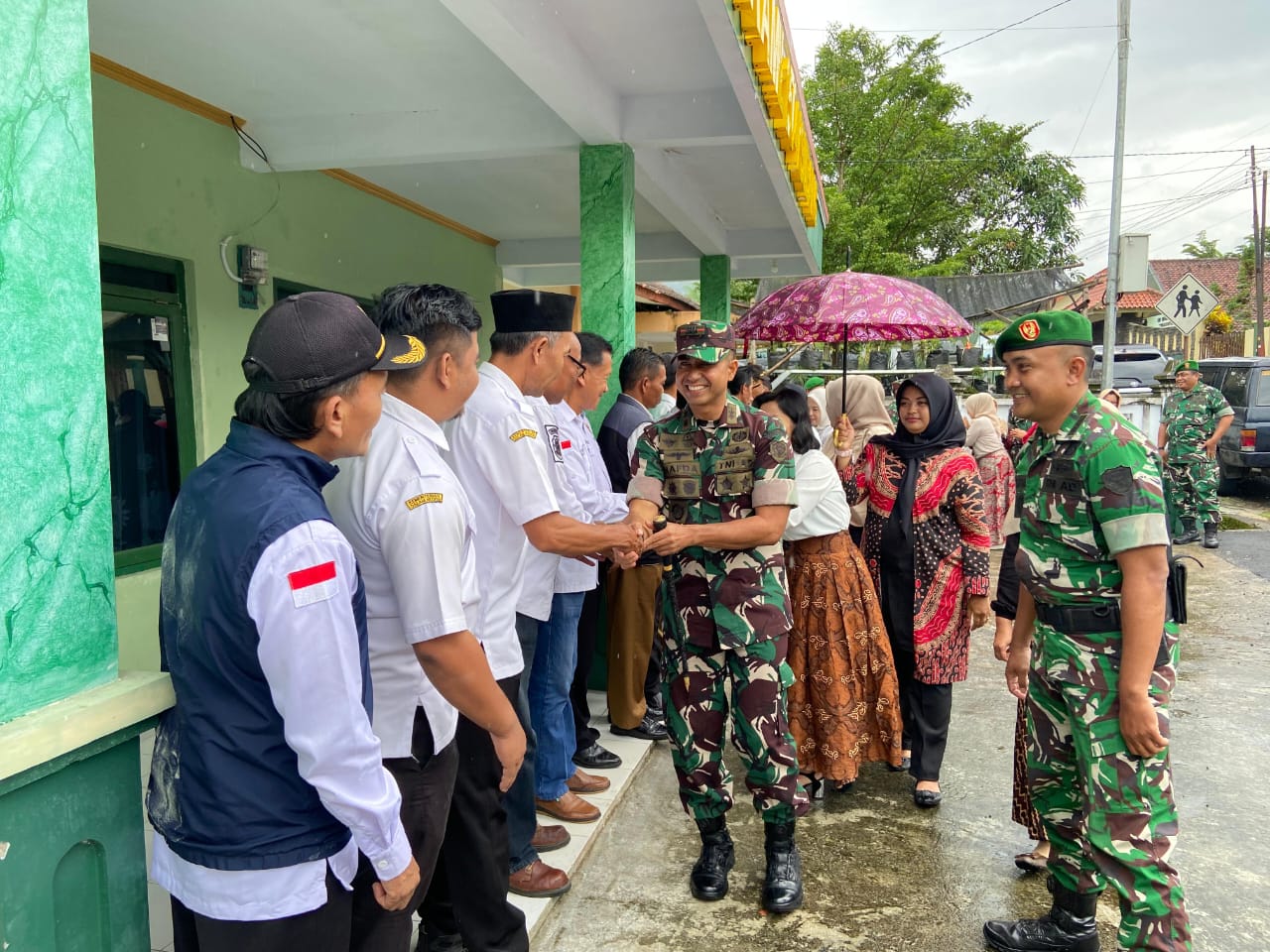 Dandim 0615/Kuningan Letkol Arh Hafda Prima Agung saat kunjungan kerja ke Koramil 1504/Subang, Kecamatan Subang, Kabupaten Kuningan (foto:dok. kodim/tohirin)