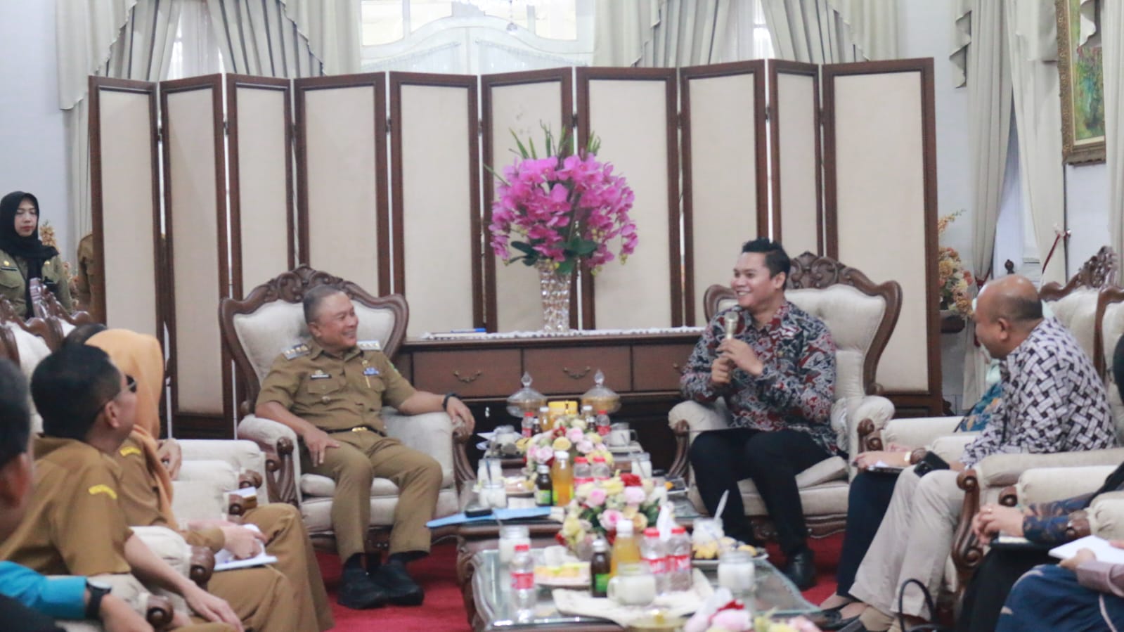 OJK Cirebon dan Pemkab Kuningan bahas optimalisasi KUR untuk UMKM di Pendopo Kuningan (foto:dok. pemkab/tohirin)