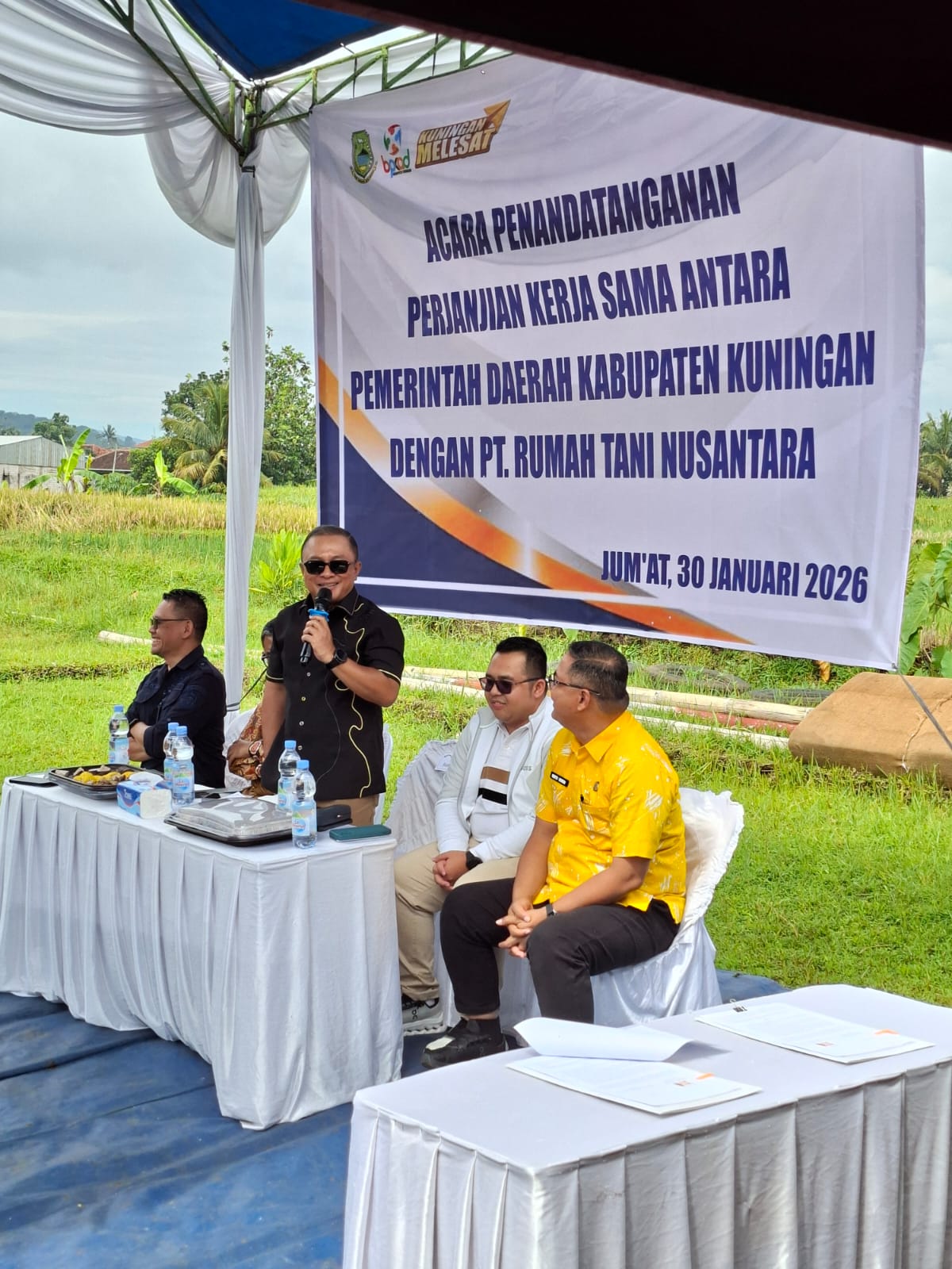 Bupati Kuningan Dian Rachmat Yanuar dalam acara penandatanganan perjanjian kerja sama antara pemda kuningan dengan PT. Rumah Tani Nusantara (foto:dok. ist/tohirin)