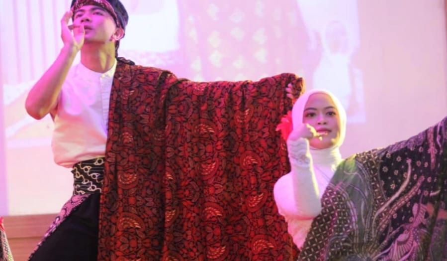 Fashion show busana daur ulang mahasiswa UM Kuningan dalam event Hujan Karya #9. (Foto: dok. ist)