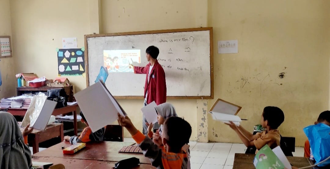 Ilustrasi guru honorer mengajar di kelas di tengah persoalan kesejahteraan dan kewenangan sekolah. (Foto: dok. ist)