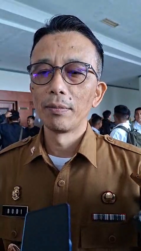 Kepala DPMD Kuningan Budi Alimudin memberikan keterangan terkait pelayanan Desa Cihideung Hilir (foto:dok. ist/tohirin)