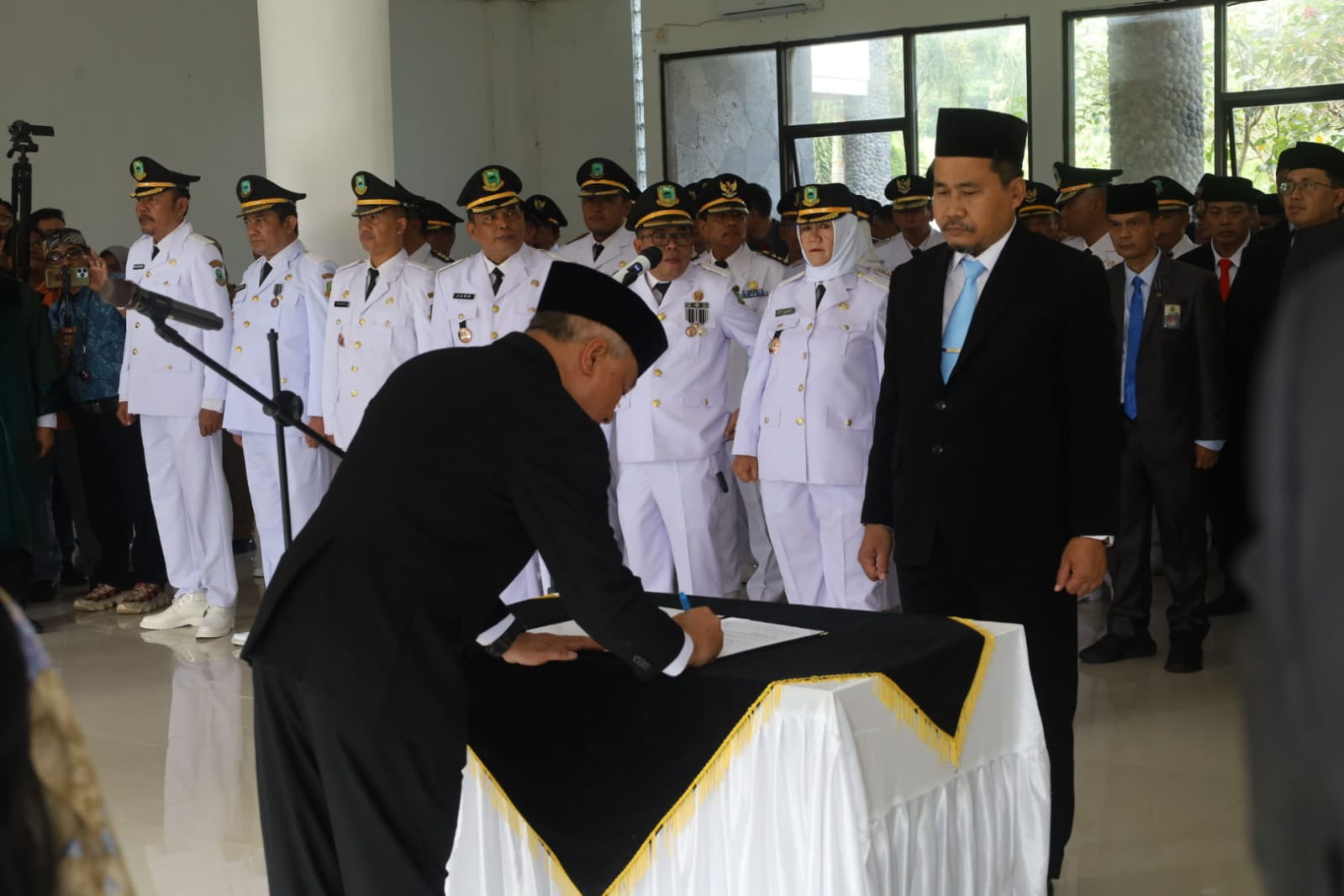 Bupati Kuningan Dian Rachmat Yanuar melantik 150 pejabat administrator Pemkab Kuningan di Kebun Raya Kuningan (foto:dok. pemkab/tohirin)
