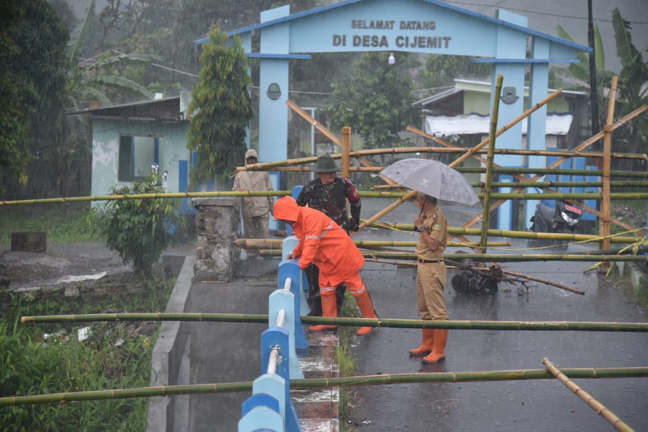 Bupati Kuningan Dian Rachmat Yanuar meninjau langsung kondisi Jembatan Cijemit di Kecamatan Ciniru yang rusak(foto:dok. pemkab/tohirin)