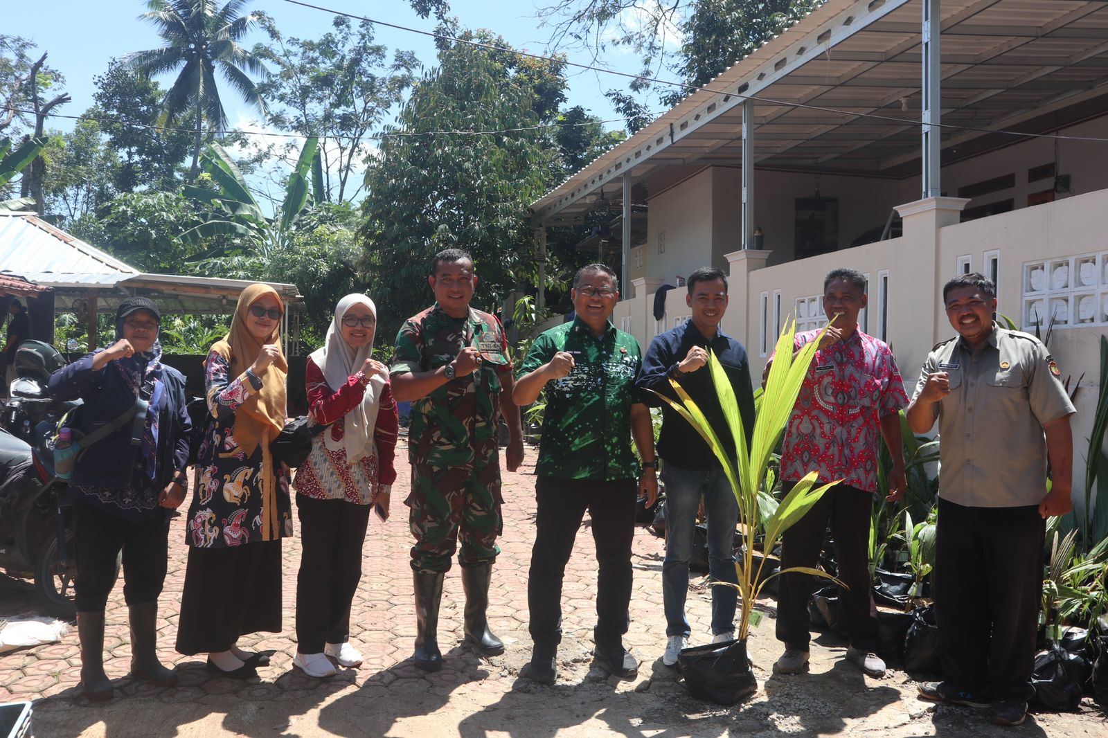 Penyaluran bantuan bibit kelapa genjah dan pupuk organik Diskatan Kuningan kepada kelompok tani Desa Tanjungkerta (foto:dok. diskatan/tohirin)