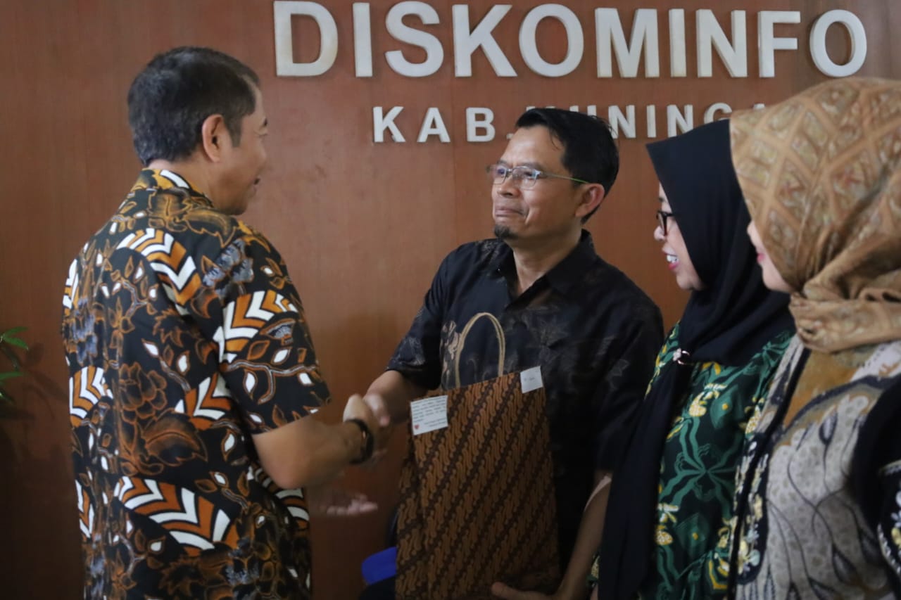 Suasana haru saat Sertijab pejabat Diskominfo Kabupaten Kuningan (foto:dok. ist/tohirin)
