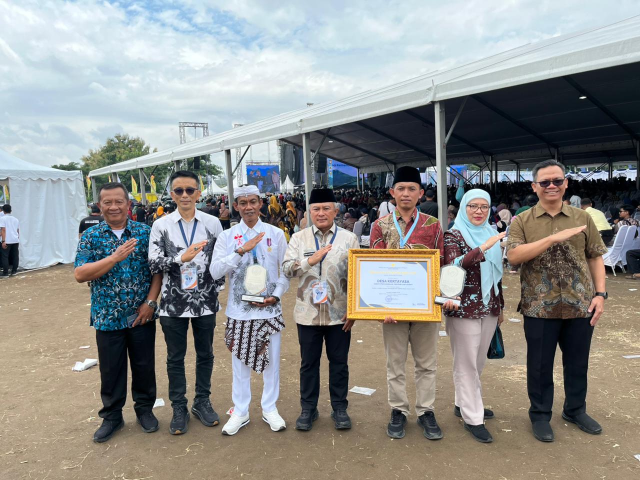 Foto bersama penerima penghargaan desa nasional asal Kabupaten Kuningan di Boyolali.(foto:dok. pemkab/tohirin)