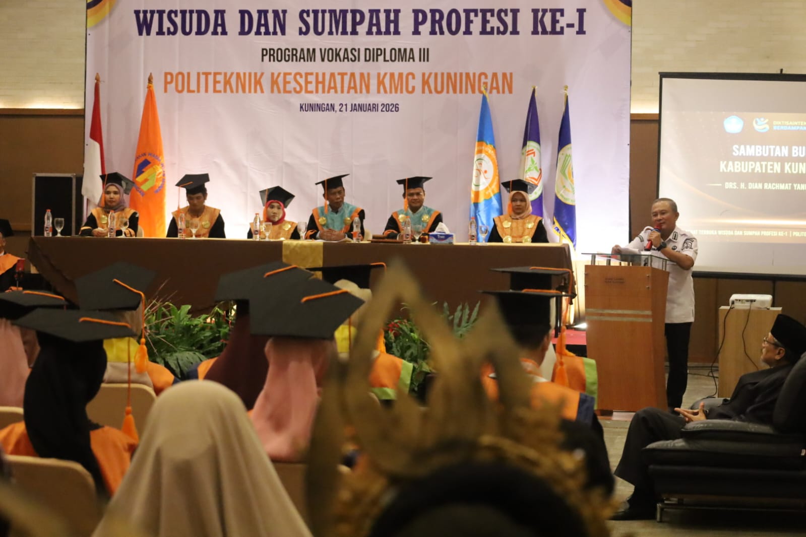 Bupati Kuningan Dian Rachmat Yanuar dalam sambutan wisuda Politekkes KMC (foto:dok. pemkab/tohirin)