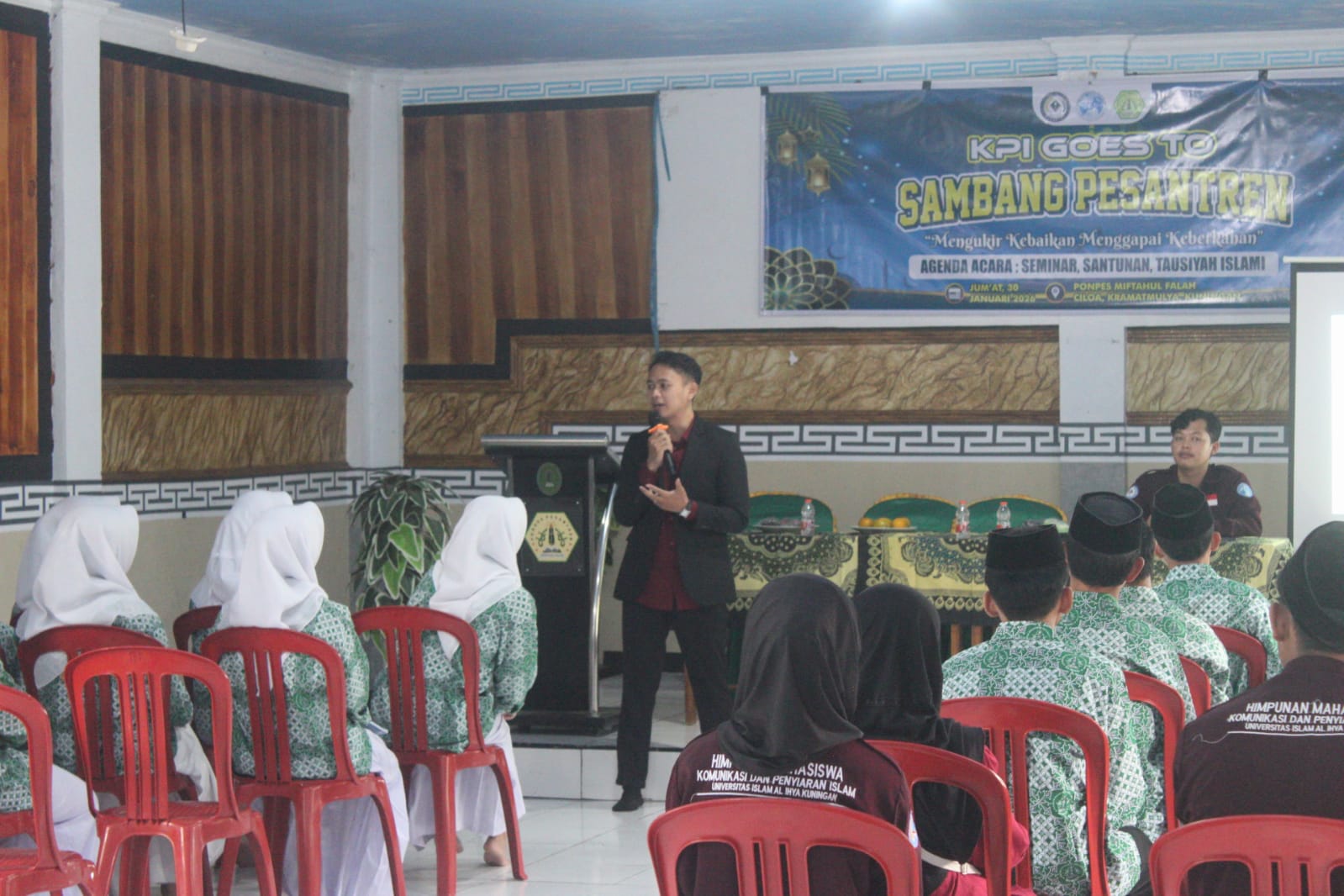 Fauzi Nurul Barkah menyampaikan materi komunikasi dakwah anak muda dalam kegiatan KPI Goes to Sambang Pesantren di Ponpes Miftahul Falah Kuningan (foto:dok. ist/tohirin)