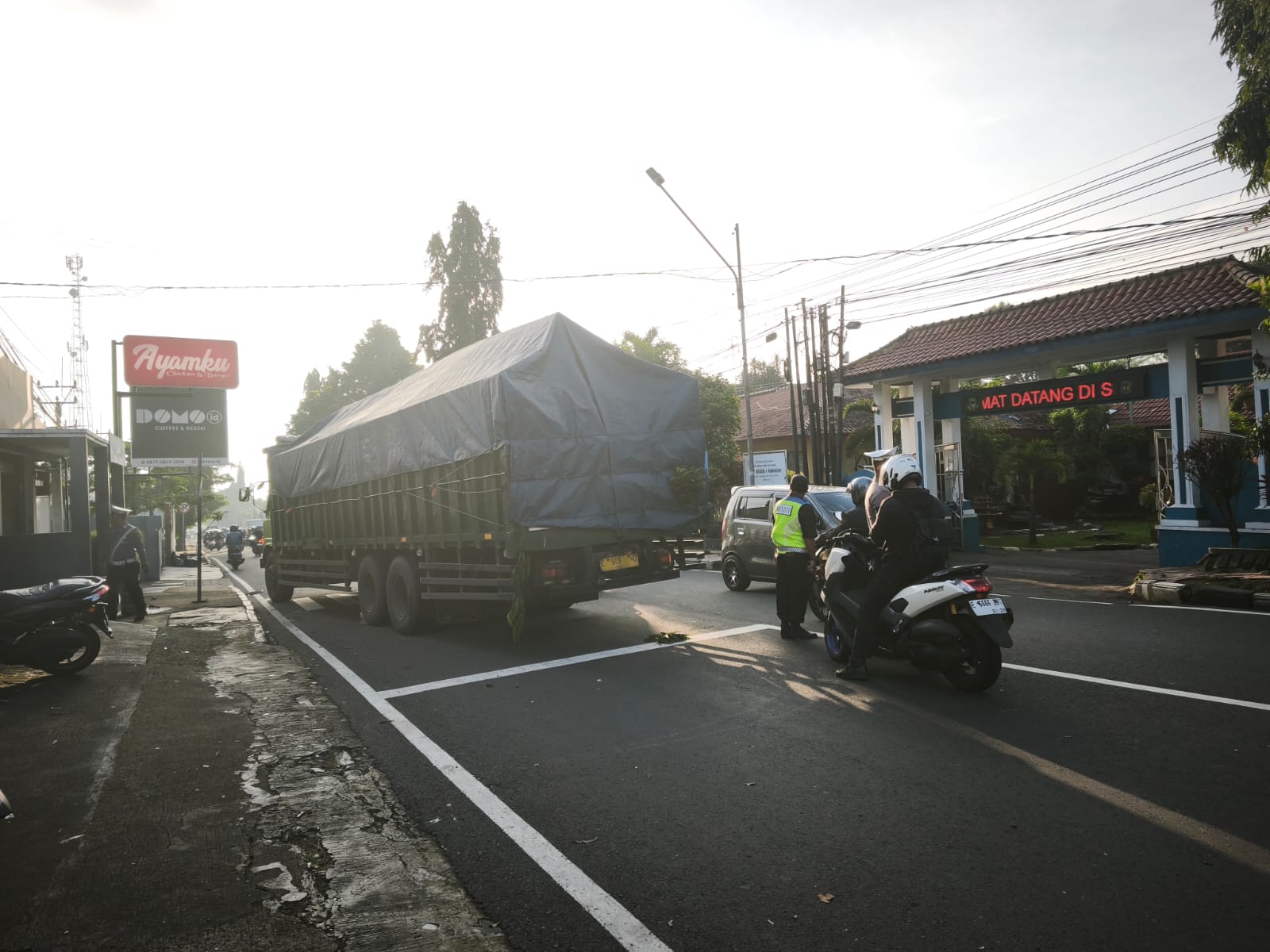 Truk bermuatan pupuk mogok di Jalan R.E. Martadinata depan SMPN 4 Kuningan, picu kepadatan lalu lintas pagi hari (foto:dok. vx/tohirin)