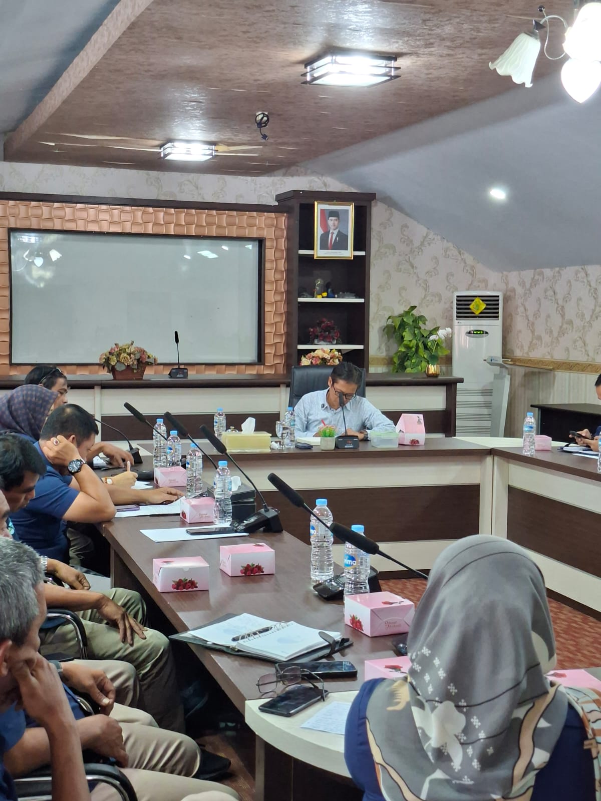 Direktur Utama PAM Tirta Kamuning Dr. Ukas Suharfaputra memimpin rapat koordinasi pelayanan air bersih di Kantor PAM Tirta Kamuning Kabupaten Kuningan (foto:dok. ist/tohirin)