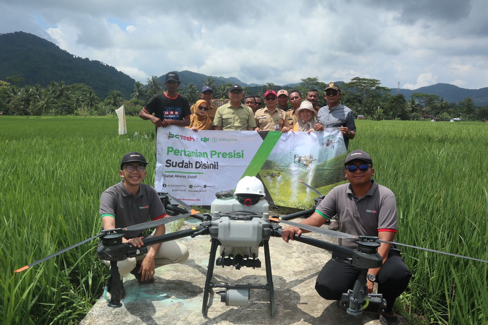 Pemanfaatan drone pertanian oleh Diskatan Kuningan untuk pengendalian OPT padi di Desa Windujanten, Kecamatan Kadugede, Kabupaten Kuningan (foto:dok. diskatan/tohirin)
