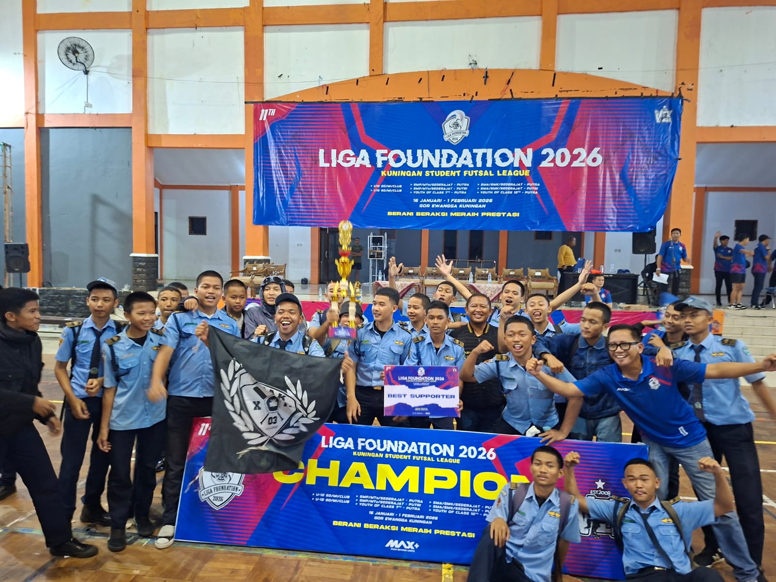 Supporter SMKN 3 KUNINGAN yaitu BOTAK MANIA meraih penghargaan best supporter di liga Foundation 2026 (foto:dok. ist/tohirin)