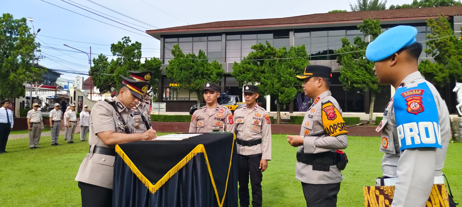 Penandatanganan berita acara sertijab Kasat Lantas Polres Kuningan oleh AKP Pandu Renata Surya dan AKP Aktuin Moniharapon disaksikan Kapolres Kuningan AKBP Muhamad Ali Akbar (foto:dok. ist/tohirin)
