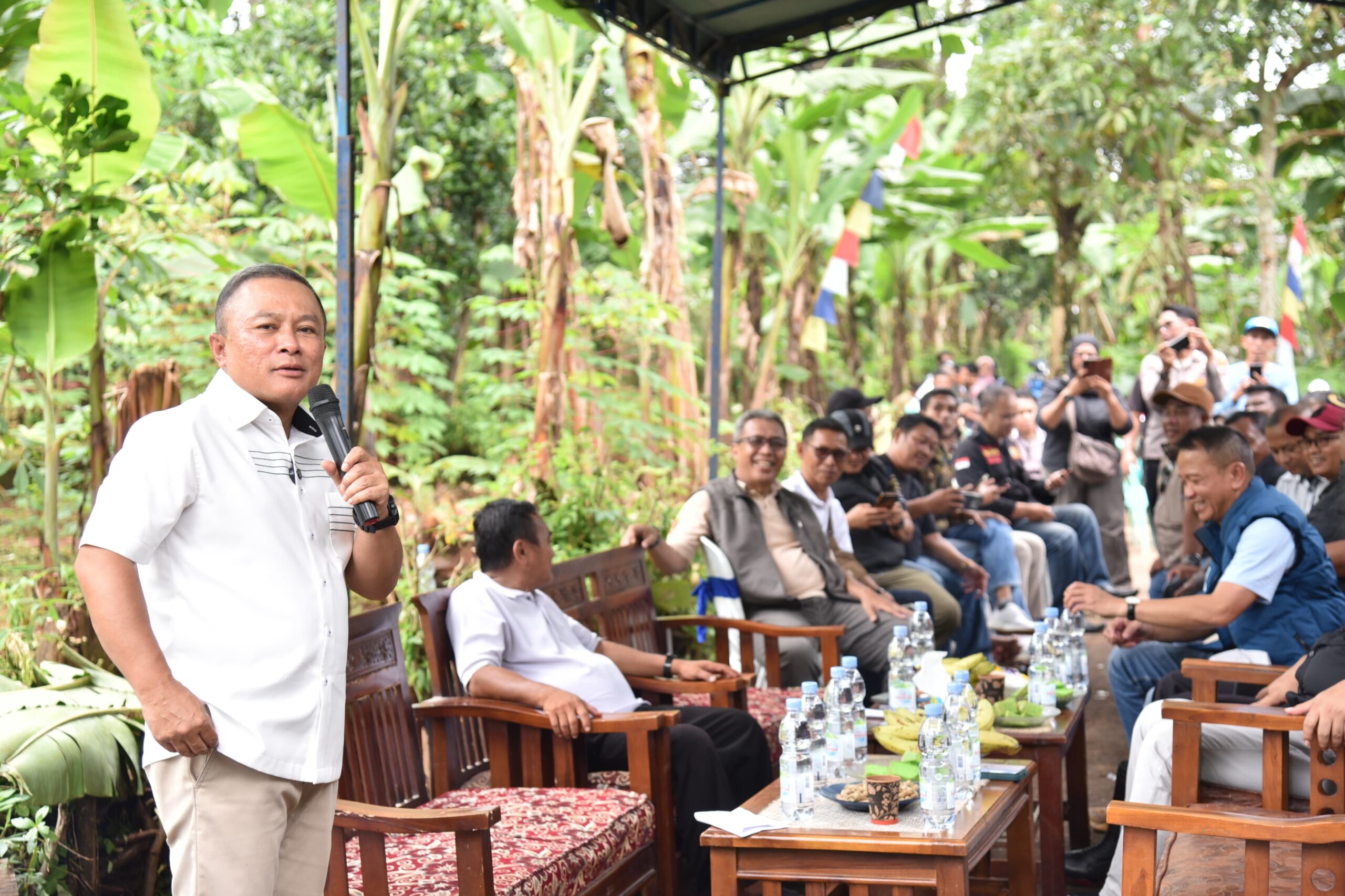 Dialog Bupati Kuningan dengan warga saat kegiatan gotong royong di TPU Buyut Maruyung, Desa Walahar Cageur (foto:dok. ist/tohirin)