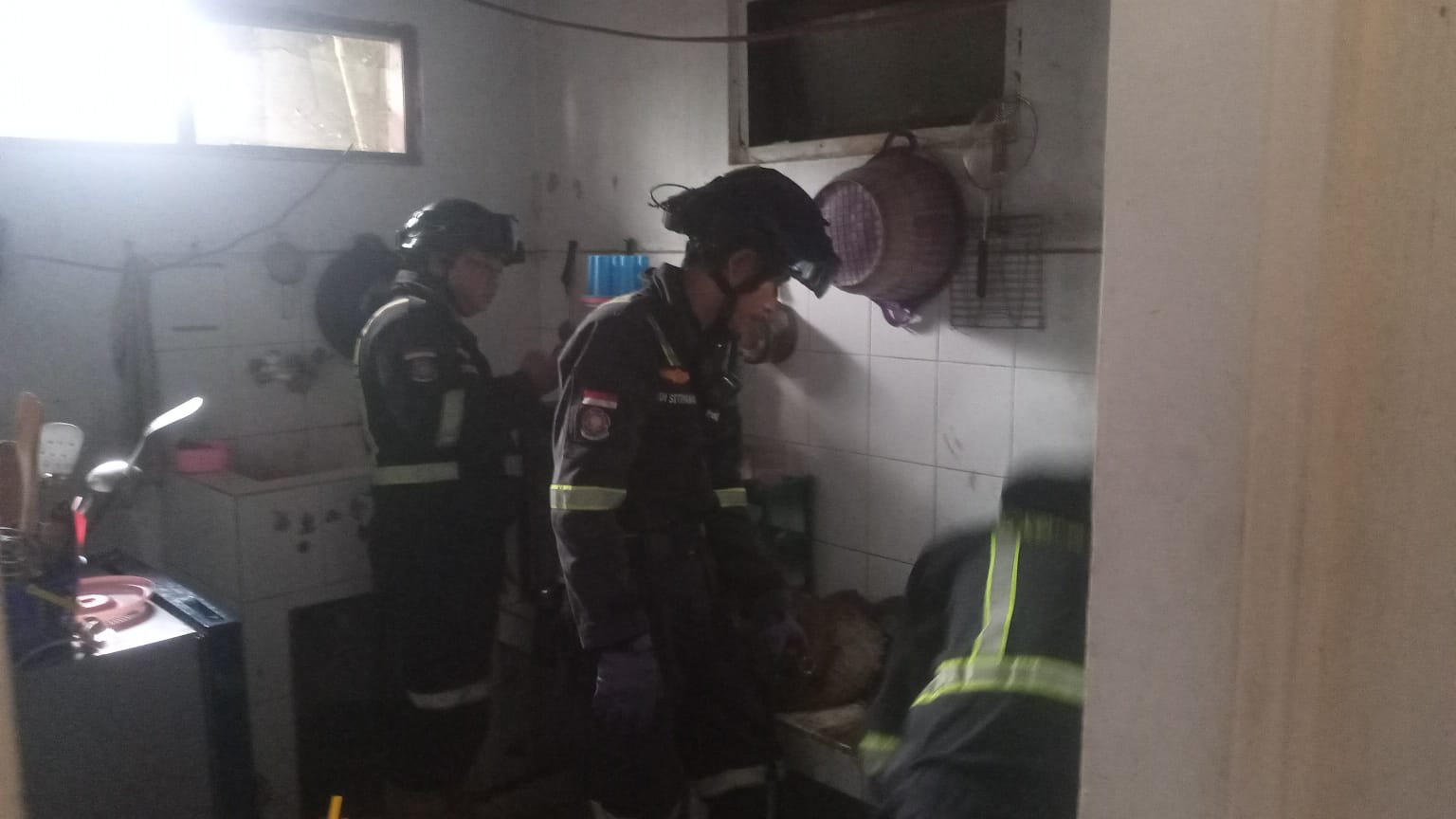 Petugas damkar sedang memadamkan api (foto:dok. damkar/tohirin)